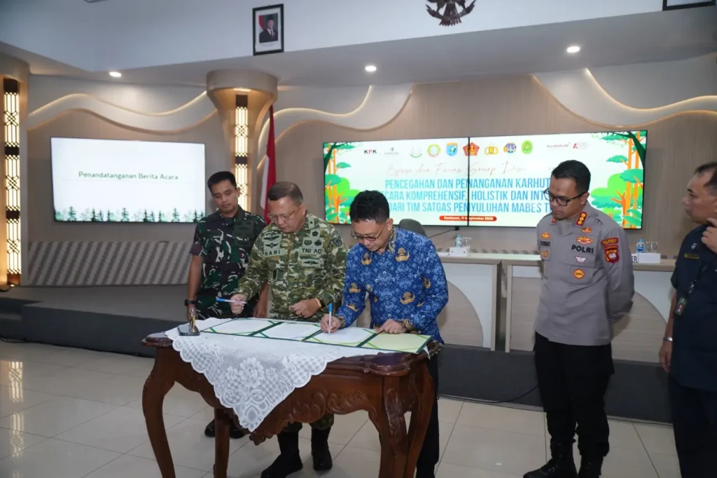 Wali Kota Pontianak Edi Rusdi Kamtono menandatangani pernyataan komitmen dalam agenda Expose dan FGD Pencegahan dan Penanganan Karhutla secara Komprehensif, Holistik dan Integral di Aula Sultan Syarif Abdurrahman Kantor Wali Kota Pontianak, Kamis (17/9/2026).