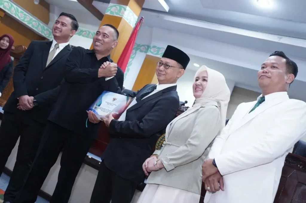 Wali Kota Pontianak menyerahkan Rancangan Peraturan Daerah tentang Perubahan APBD Kota Pontianak Tahun Anggaran 2026 dalam Rapat Paripurna di DPRD Pontianak, Jumat (18/9/2026).