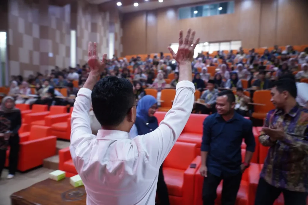 Wali Kota Pontianak Edi Rusdi Kamtono saat menjadi pembicara di Sekolah Politik Pontianak 2026 di Teater 1 Gedung Konferensi Universitas Tanjungpura, Jumat (18/9/2026).