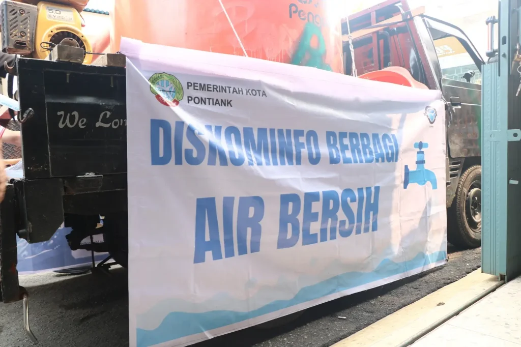 Diskominfo Kota Pontianak menyalurkan 2.000 liter air bersih kepada warga Gajah Mada 5 di tengah musim kemarau.