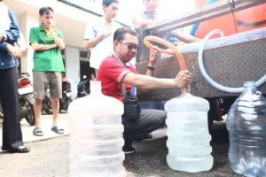 Diskominfo Kota Pontianak menyalurkan 2.000 liter air bersih kepada warga Gajah Mada 5 di tengah musim kemarau.