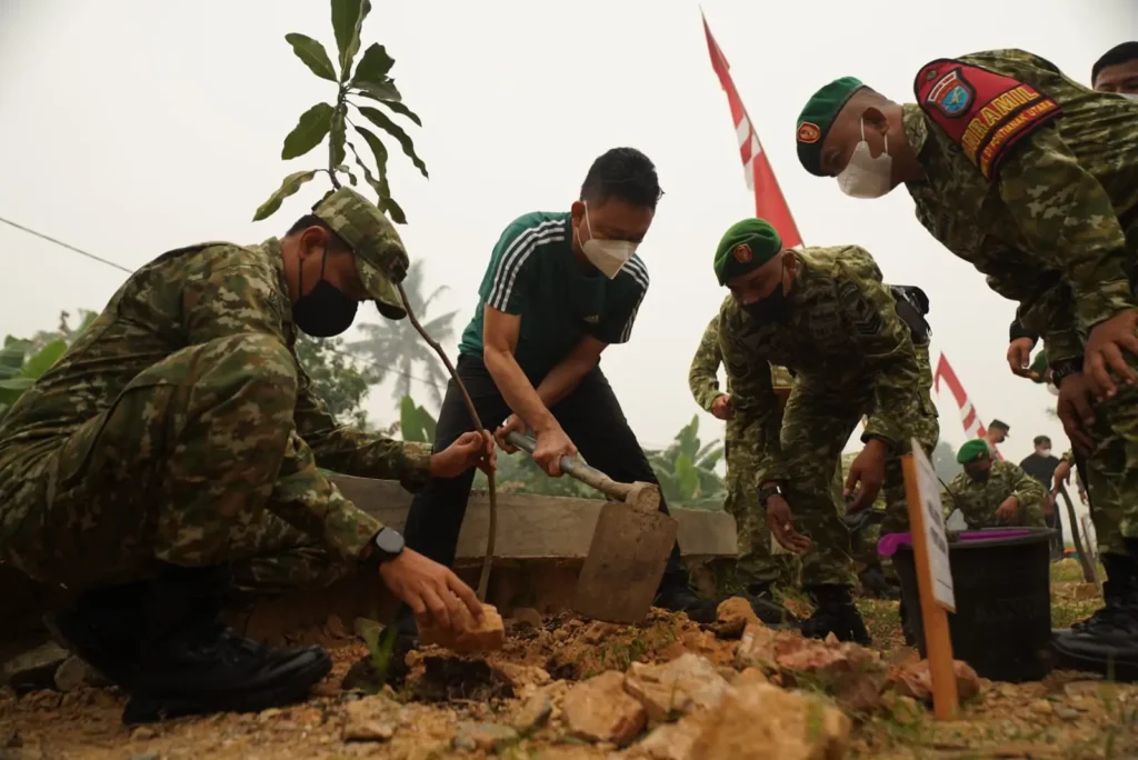 Wali Kota Pontianak Edi Rusdi Kamtono menanam pohon bersama dalam rangka HUT TNI di Jalan Purnama Dalam, Sabtu (19/9/2026).