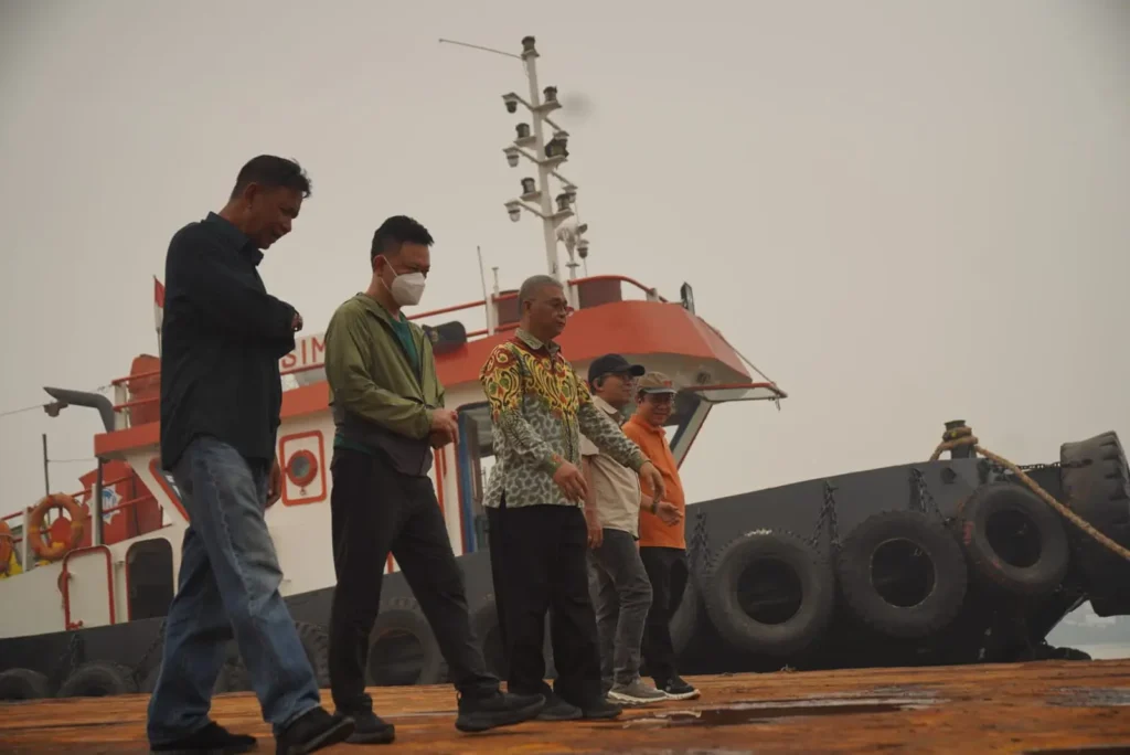 Wali Kota Pontianak Edi Rusdi Kamtono saat memonitoring proses bongkar muat air tawar di intake Parit Mayor, Sabtu (19/9/2026).