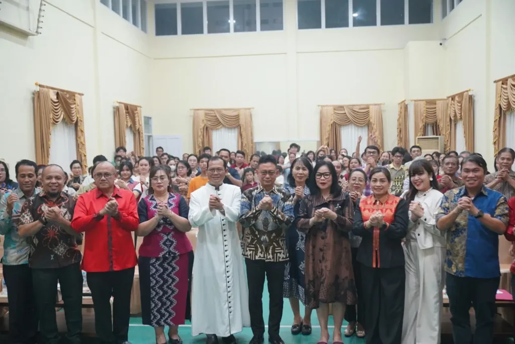 Wali Kota Pontianak Edi Rusdi Kamtono saat menutup Pesparani Katolik ke III dan peringatan Hari Ulang Tahun ke-7 Lembaga Pembinaan dan Pengembangan Pesparani Katolik atau LP3K, di Aula Rumah Dinas Wakil Gubernur Kalbar, Sabtu (19/9/2026).