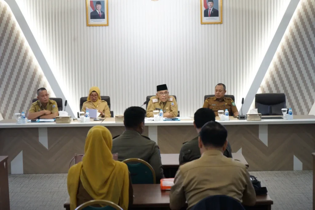 Sekretaris Daerah Kota Pontianak Amirullah ketika membuka Sosialisasi Penerapan Standar Pelayanan Minimal (SPM) Pemerintah Kota Pontianak di Ruang Rapat Wali Kota Pontianak, Selasa (22/9/2026).