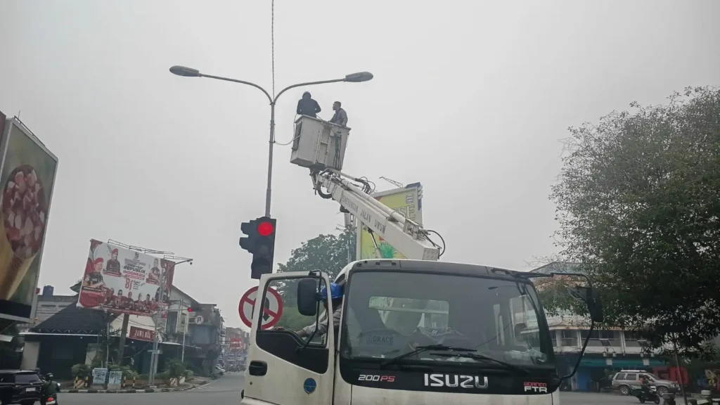 Petugas Dishub Pontianak memperbaiki lampu lalu lintas di simpang Diponegoro-Gajah Mada setelah kabel dicuri.
