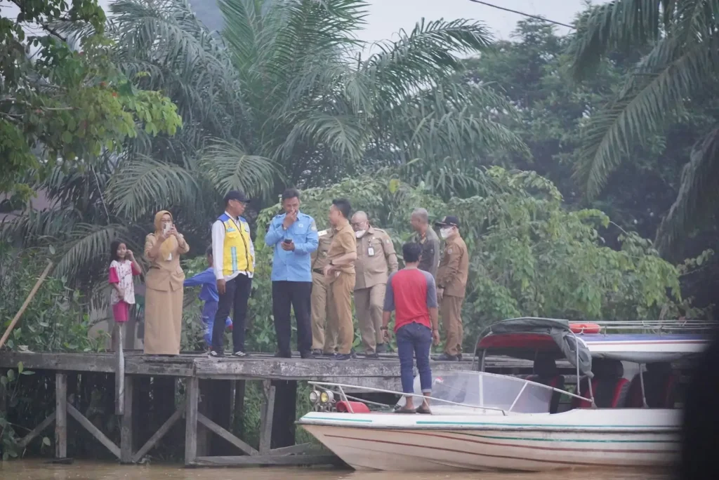 Wali Kota Pontianak Edi Rusdi Kamtono saat melihat langsung kawasan Biong, Kubu Raya yang dikaji sebagai sumber air baku alternatif Perumda Tirta Khatulistiwa, Selasa (22/9/2026) sore.