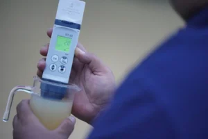 Tim Laboratorium Perumda Tirta Khatulistiwa tengah mengecek kualitas air di kawasan Biong, Kubu Raya, Selasa (22/9/2026) sore.