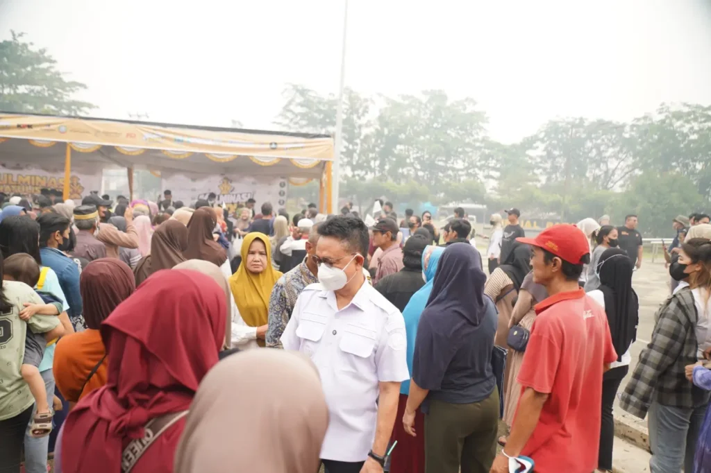 Wali Kota Pontianak Edi Rusdi Kamtono saat membagikan paket sembako dalam kegiatan Kulminasi Peduli di Tugu Khatulistiwa, Rabu (23/9/2026).