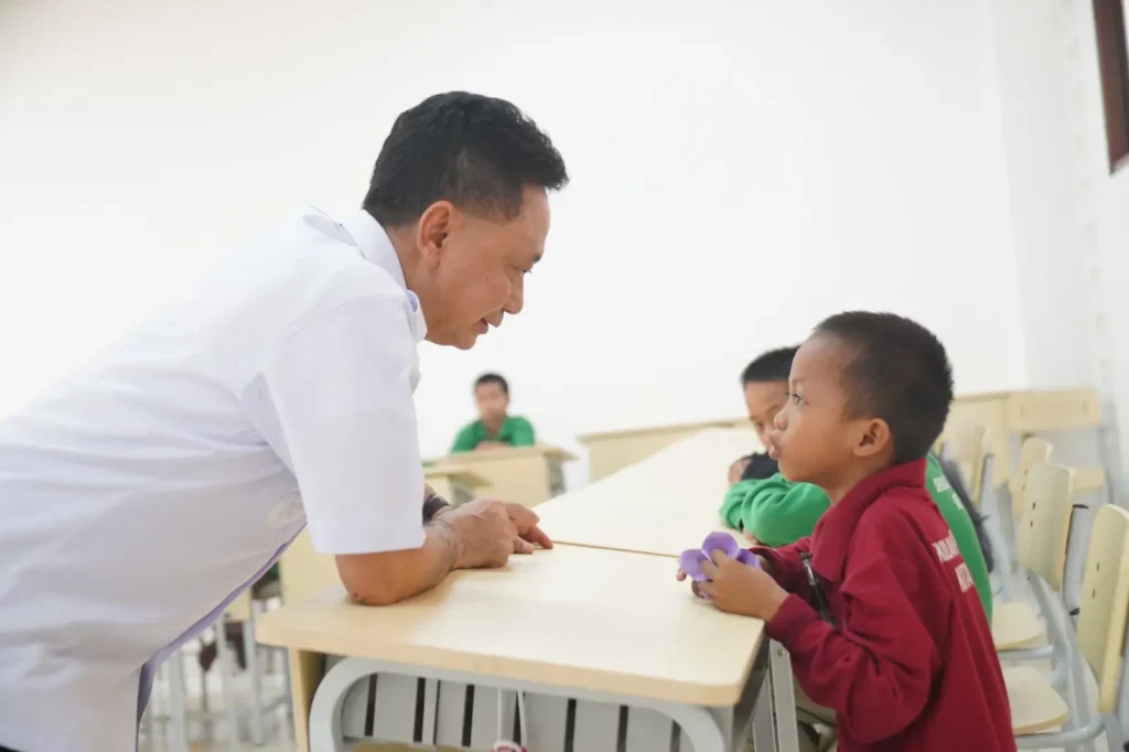 Wali Kota Pontianak, Edi Rusdi Kamtono saat berinteraksi dengan siswa SD Sekolah Rakyat di Pontianak Utara, Rabu (23/9/2026).