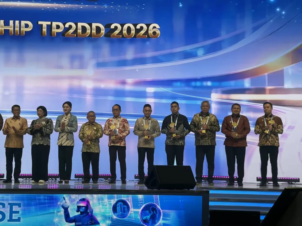 Wali Kota Pontianak Edi Rusdi Kamtono menerima penghargaan TP2DD Terbaik 2026.