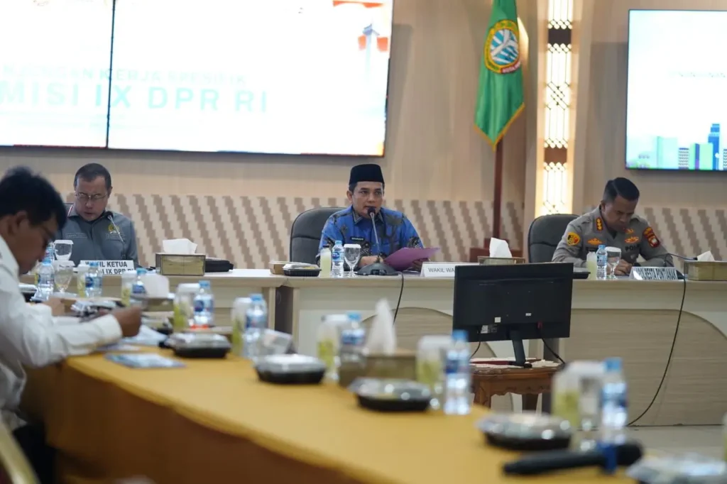 Wakil Wali Kota Pontianak Bahasan memberikan paparan dalam Kunjungan Kerja Komisi IX DPR-RI di Aula Sultan Syarif Abdurrahman, Kantor Wali Kota Pontianak, Jumat (25/9/2026).