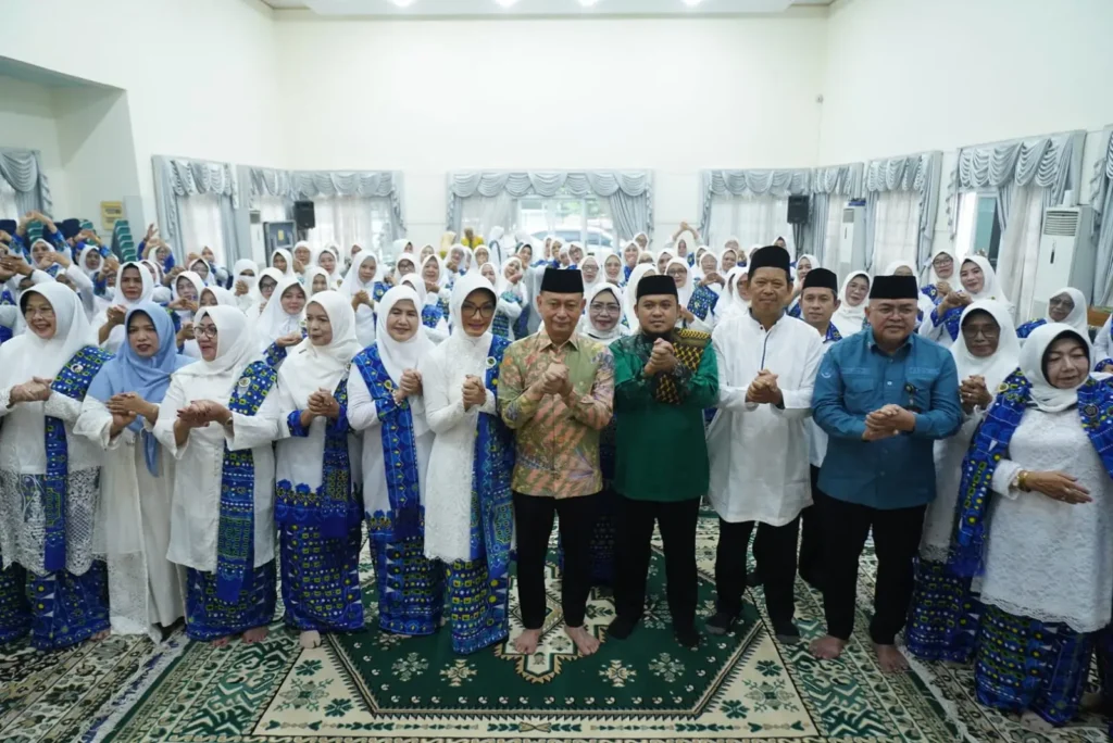 Foto bersama kegiatan peringatan Maulid Nabi Muhammad SAW yang dirangkaikan dengan pelantikan pengurus PC BKMT Kecamatan Pontianak Barat, Timur, dan Utara di Aula Rumah Dinas Wakil Wali Kota Pontianak, Jumat (25/9/2026).