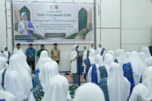 Ketua PD BKMT Kota Pontianak Yanieta Arbiastutie saat mengambil sumpah dalam pelantikan pengurus PC BKMT Kecamatan Pontianak Barat, Timur, dan Utara di Aula Rumah Dinas Wakil Wali Kota Pontianak, Jumat (25/9/2026).