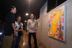 Wali Kota Pontianak Edi Rusdi Kamtono saat mengunjungi pameran Pontianak Biennale 2026 di Port 99, Jumat (25/9/2026) malam.