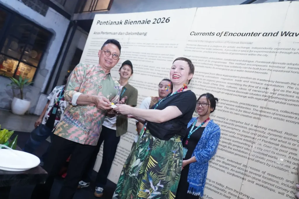 Wali Kota Pontianak Edi Rusdi Kamtono saat mengunjungi pameran Pontianak Biennale 2026 di Port 99, Jumat (25/9/2026) malam.