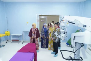 Wali Kota Pontianak Edi Rusdi Kamtono ketika melihat fasilitas RS Mata Ayani, Sabtu (26/9/2026).