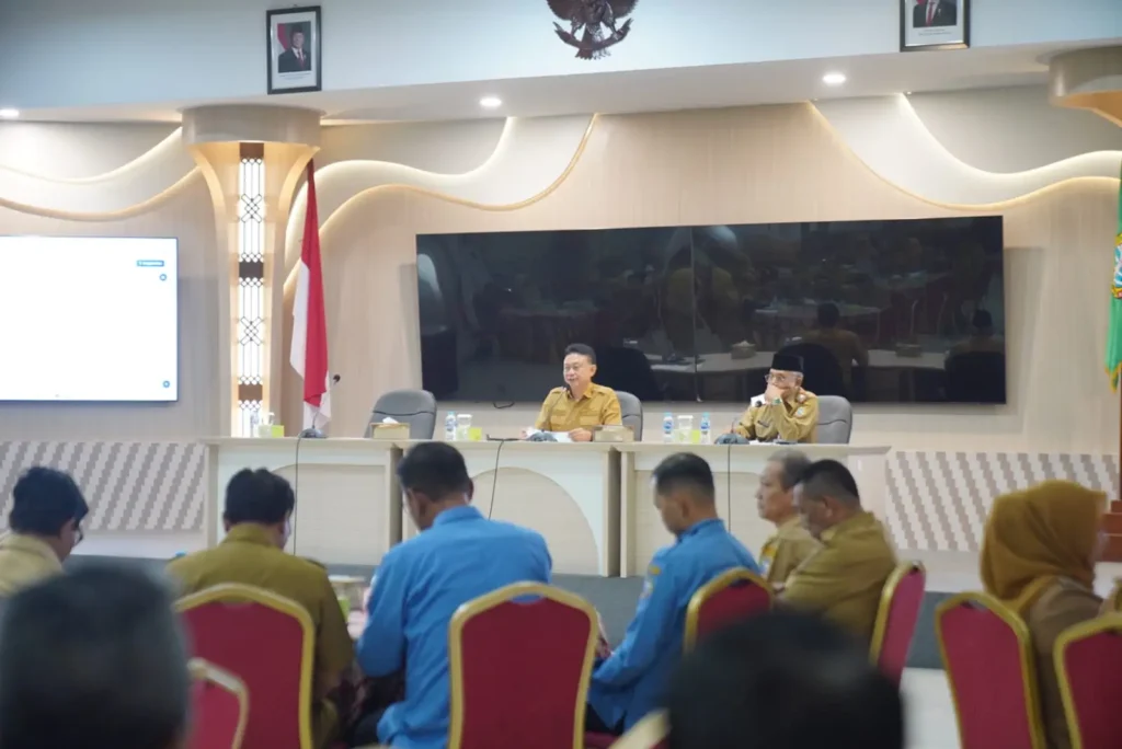 Wali Kota Pontianak Edi Rusdi Kamtono saat memimpin rapat koordinasi jajaran Pemkot Pontianak di Aula SSA Kantor Wali Kota Pontianak, Senin (28/9/2026).
