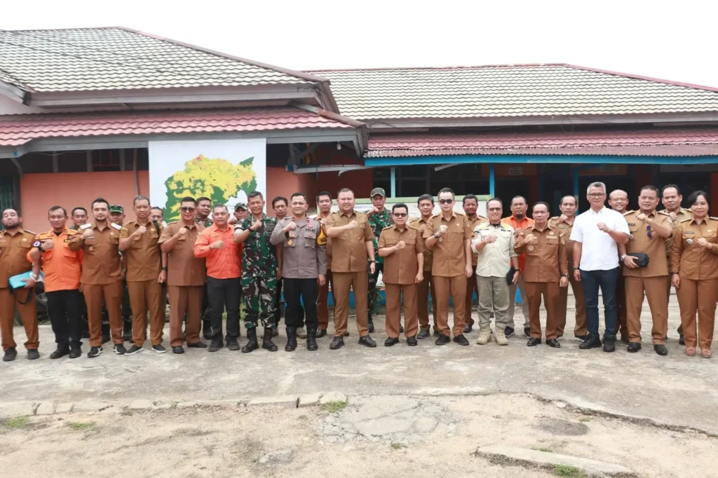 Bupati Melawi H. Dadi Sunarya memimpin keputusan perpanjangan status tanggap darurat karhutla di Posko Terpadu Penanganan Karhutla Kabupaten Melawi. (Foto: Prokopim Melawi)