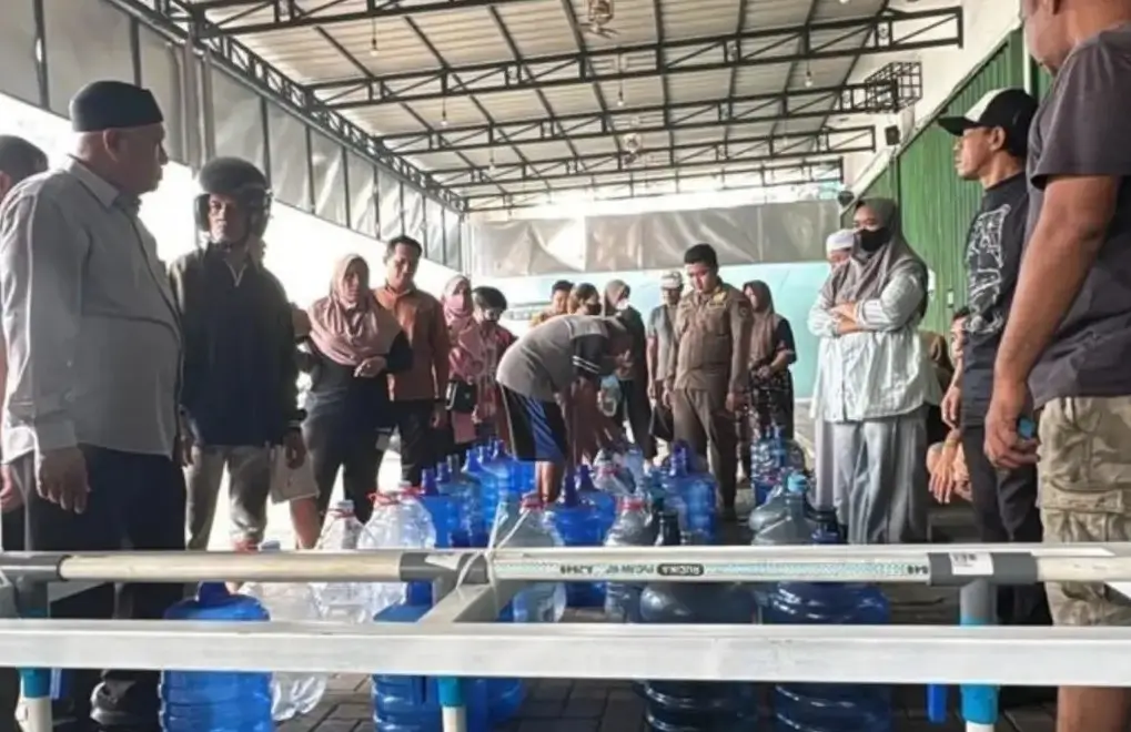 Pemprov Kalbar menyalurkan air bersih gratis kepada warga terdampak kemarau panjang dan karhutla.