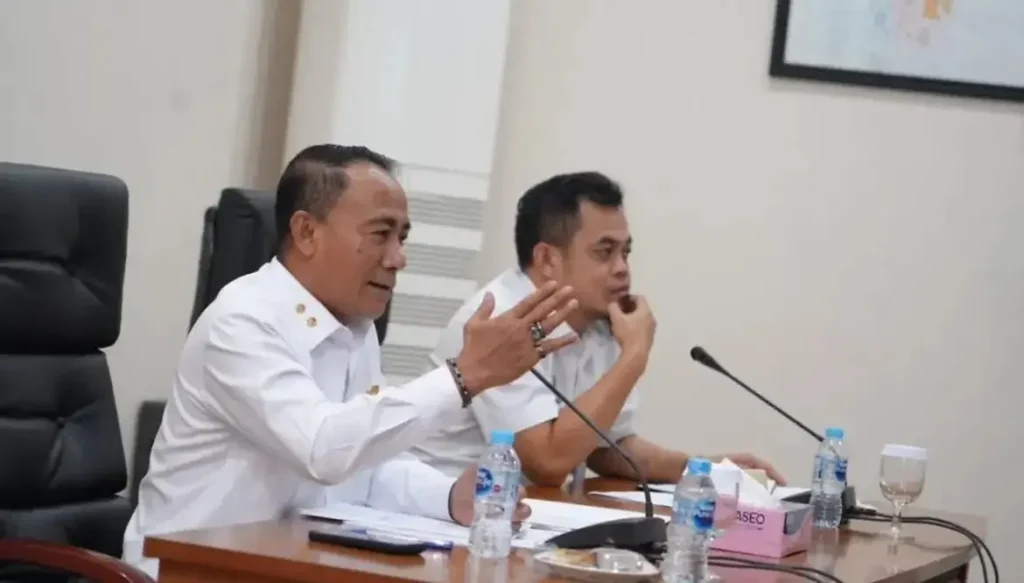 Wagub Kalbar Krisantus Kurniawan memimpin rapat penanganan karhutla bersama perusahaan perkebunan sawit.