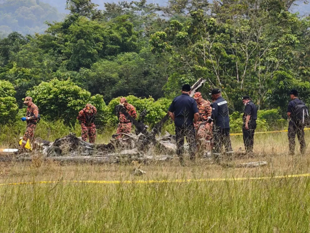 Helikopter medis Layanan Dokter Udara yang jatuh di dekat Bandara Long Lellang, Sarawak. (facebook.com/al.imram.88)