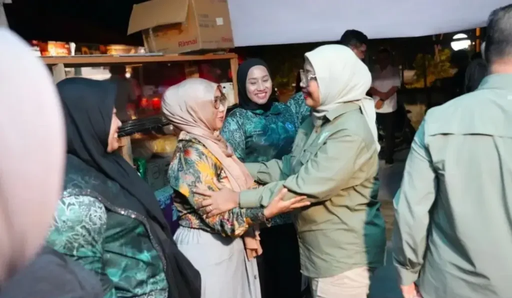 Erlina Ria Norsan dan Ria Norsan meninjau dapur umum swadaya warga untuk penanganan karhutla di Kayong Utara.