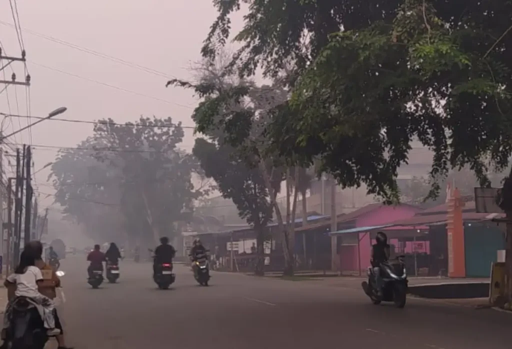 Kabut asap menyelimuti Kota Pontianak akibat karhutla.