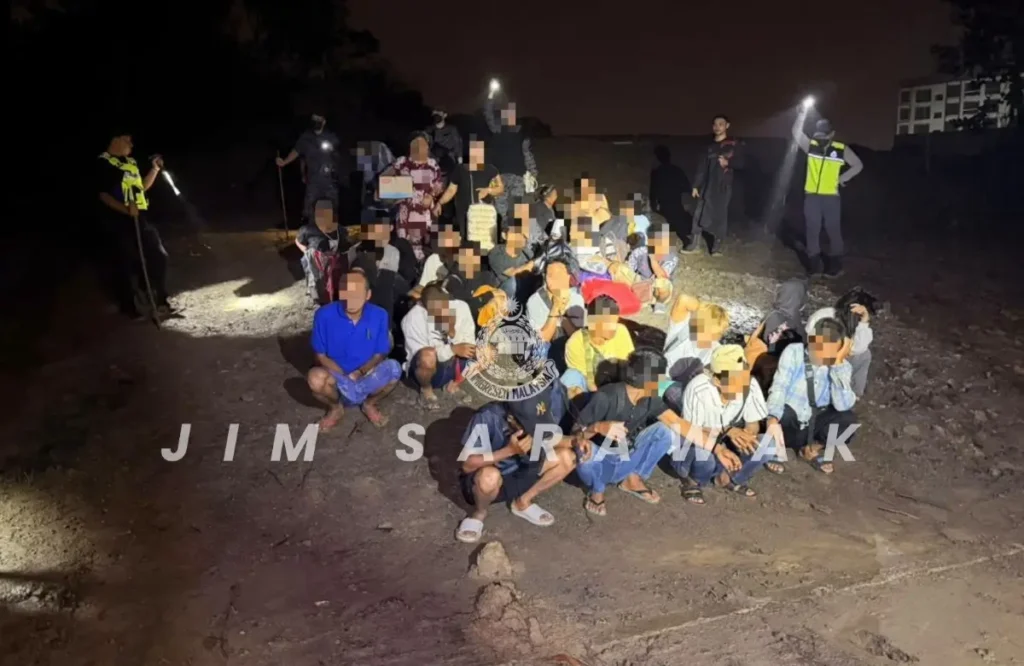 Petugas Imigresen Malaysia melakukan pemeriksaan dalam operasi penertiban WNI di Bintulu. (Foto: JIM Sarawak)