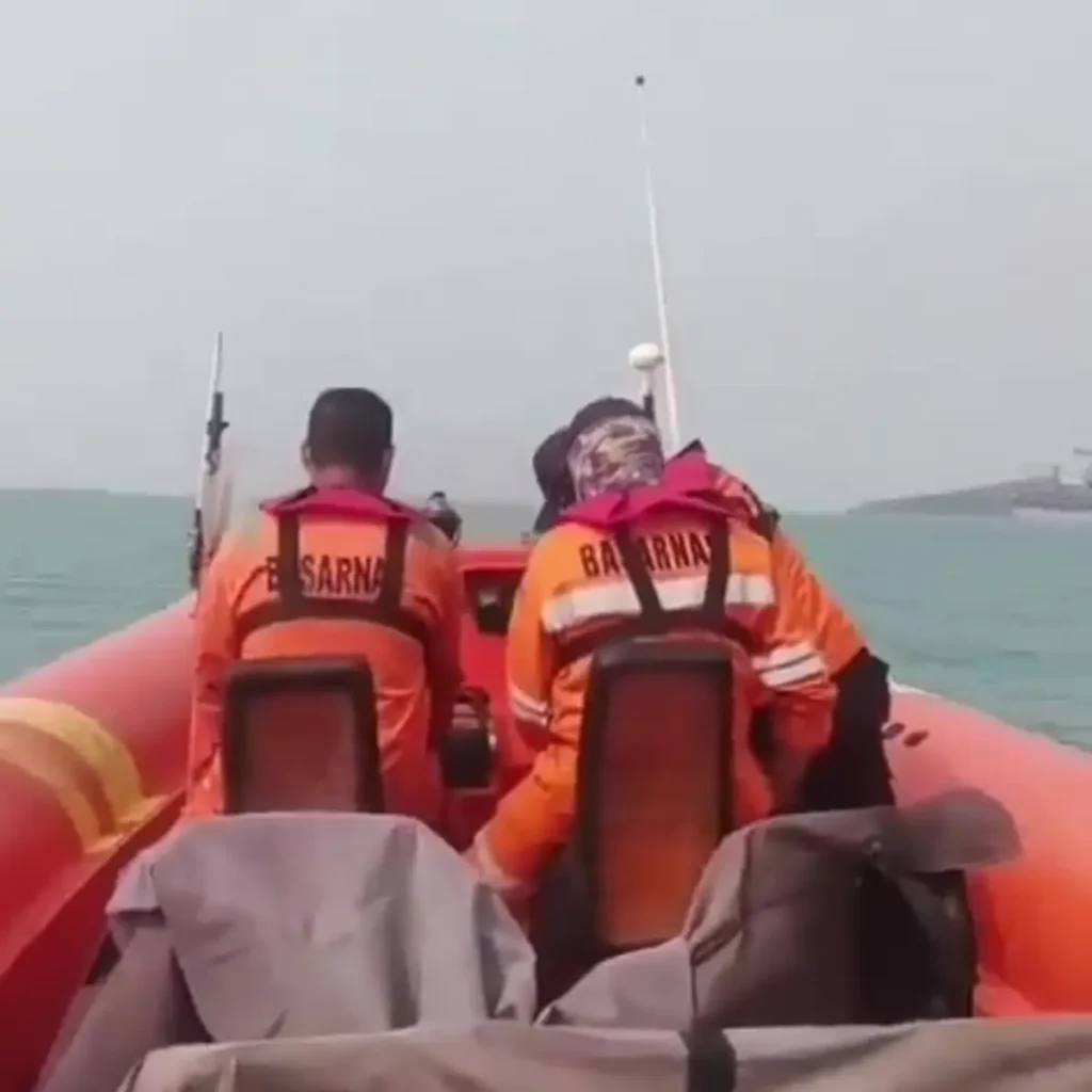 Tim SAR mencari lima jurnalis dan tiga kru kapal yang hilang saat meliput Gunung Anak Krakatau. (Basarnas)