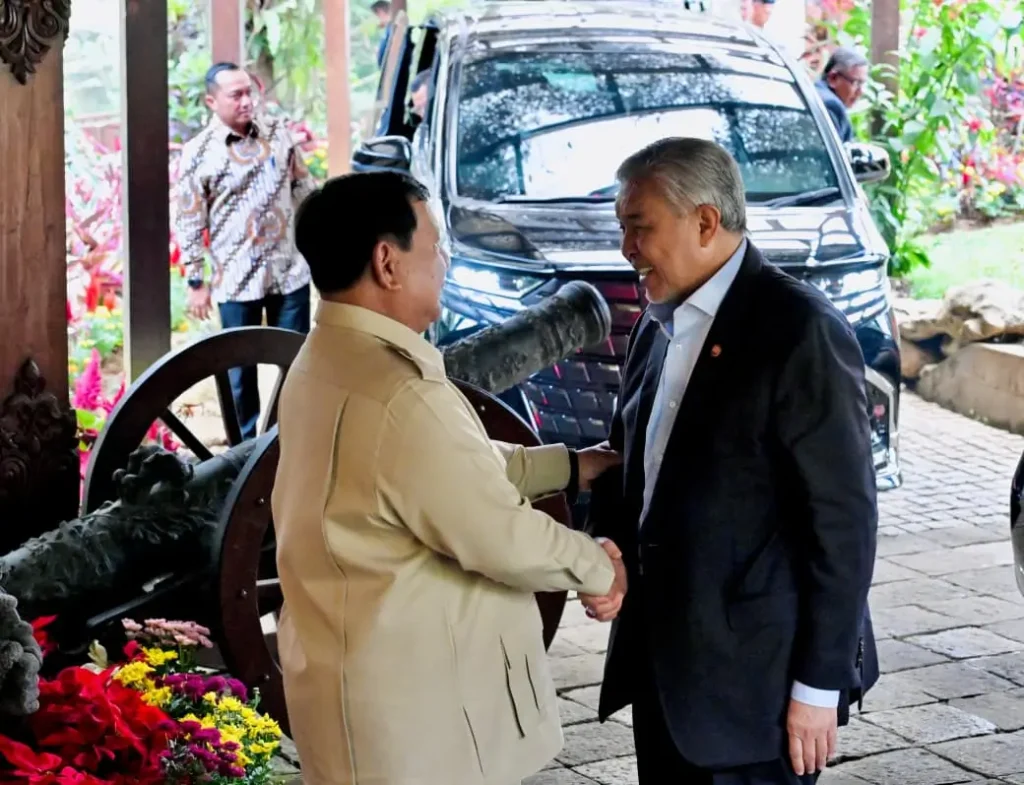 Presiden Prabowo Subianto bertemu Wakil Perdana Menteri Malaysia Ahmad Zahid Hamidi membahas bantuan penanganan karhutla di Kalimantan. (Foto: BPMI Setpres/Laily Rachev)