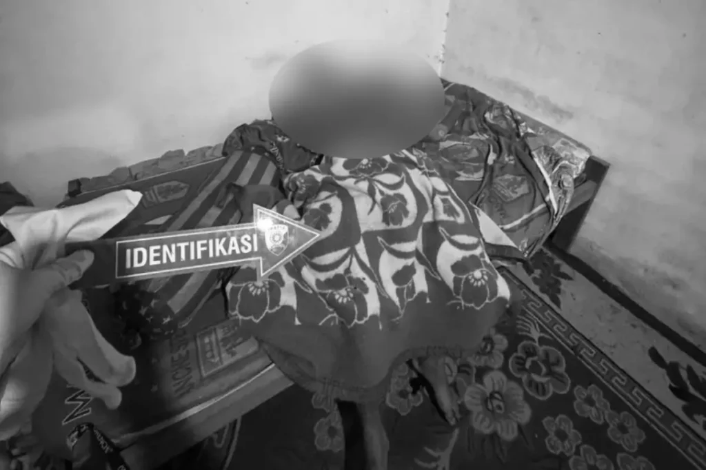 Petugas melakukan olah TKP setelah pria 49 tahun ditemukan tak bernyawa di rumahnya di Kabupaten Sanggau. (res-sgu)