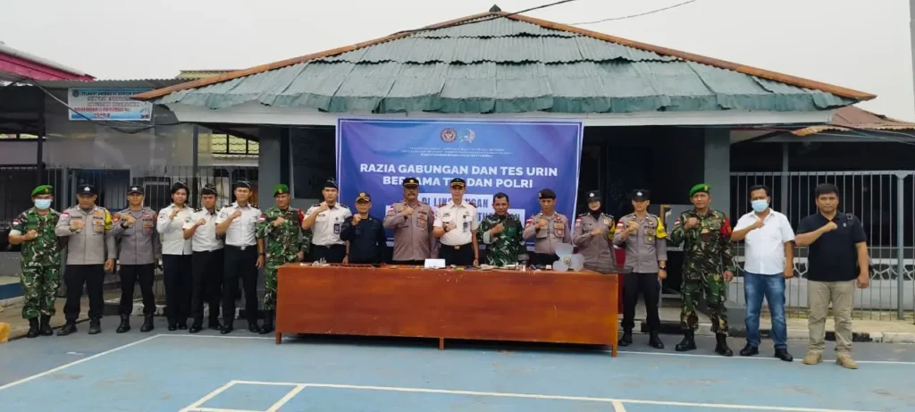Petugas Rutan Putussibau bersama TNI-Polri menggelar razia dan menyita barang terlarang. (Res-Putussibau)
