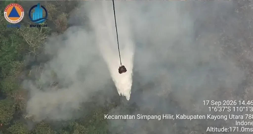 Satgas Karhutla Kalbar melakukan water bombing untuk memadamkan karhutla.