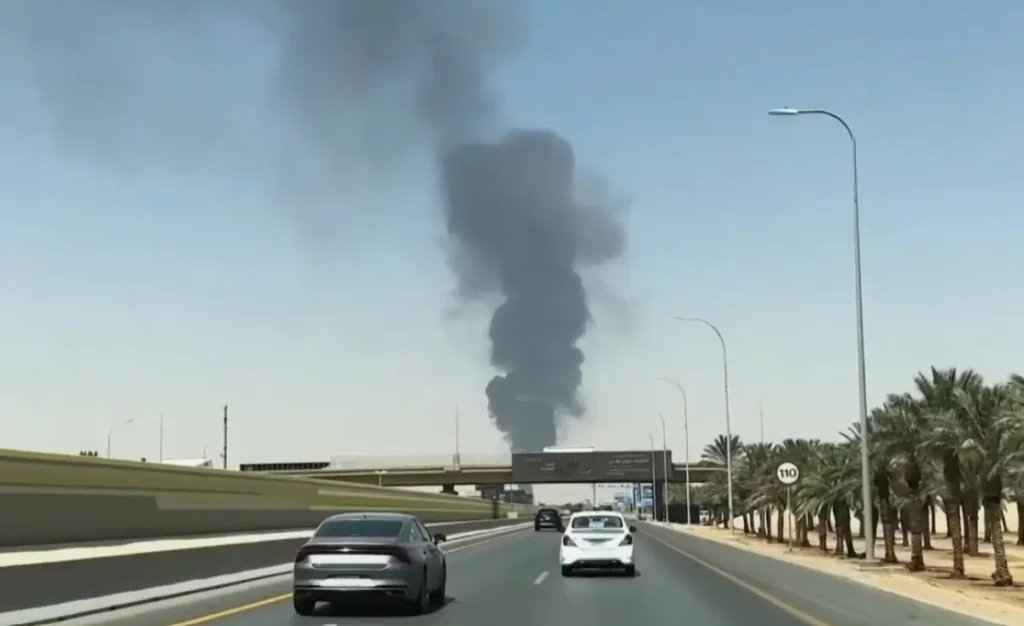 Kepulan asap terlihat setelah serangan rudal dan drone menyasar wilayah Riyadh, Arab Saudi. (Foto: x.com/theinformant_x)