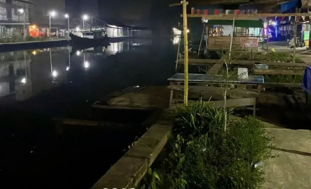 Lokasi pembangunan turap di Pasar Sungai Gorah, Teluk Pakedai. (Foto: Prokopim KKR)