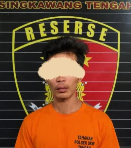 Polisi mengamankan terduga pelaku pencurian iPhone XR di Singkawang. (foto: Res-Skw)
