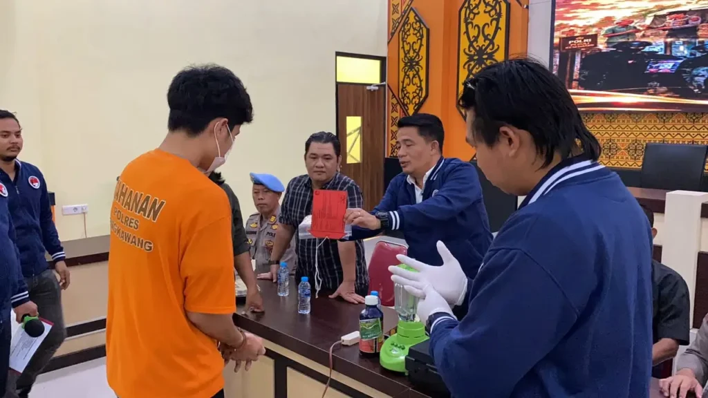 Polres Singkawang memusnahkan barang bukti pil yang diduga ekstasi dari kasus tersangka SO.