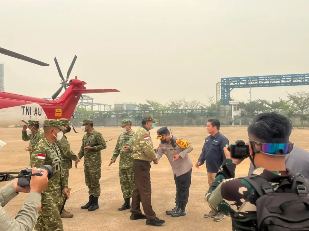 Menhan Sjafrie Sjamsoeddin meninjau kapal JS Kunisaki LST-4003 di Pelabuhan Internasional Kijing, Mempawah. (res-Mpw)