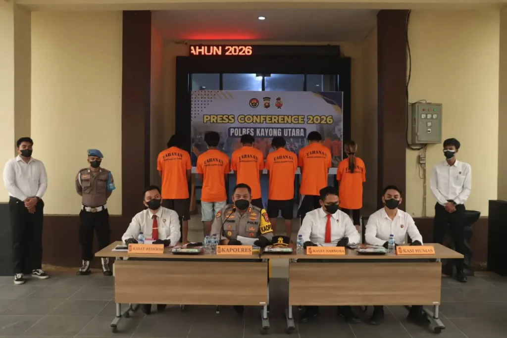 Kapolres Kayong Utara AKBP Adi Prabowo memaparkan pengungkapan kasus narkoba, curanmor, dan dugaan pembakaran lahan. (Foto: Res-KKU)