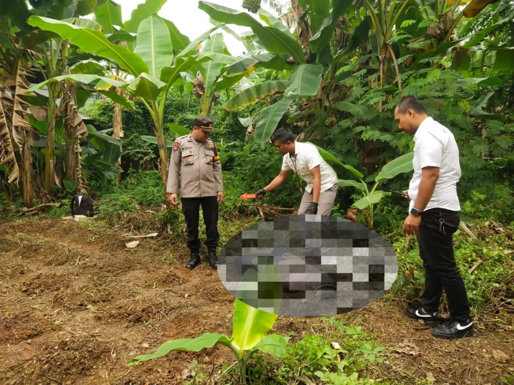 Petugas melakukan olah TKP setelah petani ditemukan meninggal di kebun Gunung Bawang Singkawang. (Foto: Res-Skw)