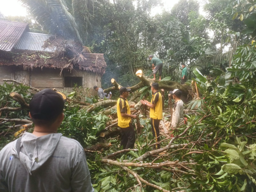 Rumah warga rusak akibat angin kencang di Desa Setalik, Sambas. (Foto: Res-sbs)