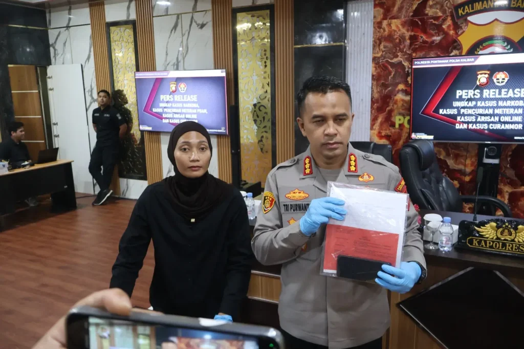 Kapolresta Pontianak Kombes Pol Endang Tri Purwanto saat menyampaikan pengungkapan kasus arisan bodong di Pontianak. (Foto: Res-Ptk)