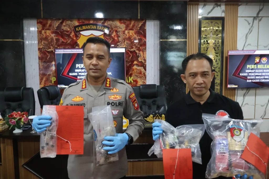 Kapolresta Pontianak Endang Tri Purwanto mengungkap kasus narkoba dengan barang bukti sabu, ekstasi dan cairan etomidate. (Res-Ptk)