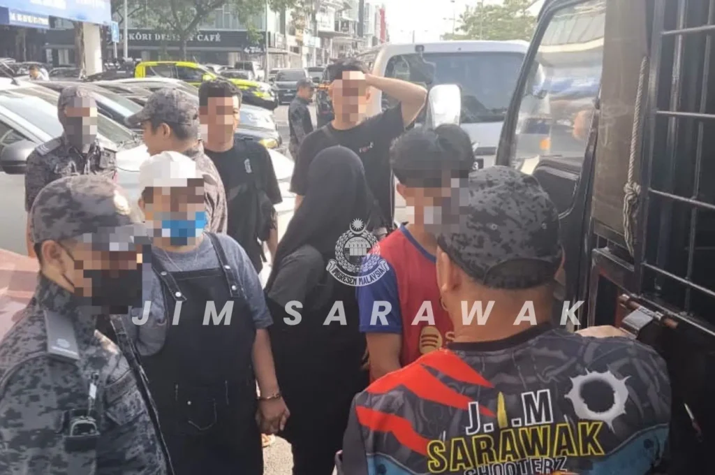 Petugas Imigresen Malaysia melakukan pemeriksaan terhadap warga negara asing dalam razia di empat lokasi di Kuching, Sarawak. (Foto: JIM Sarawak)