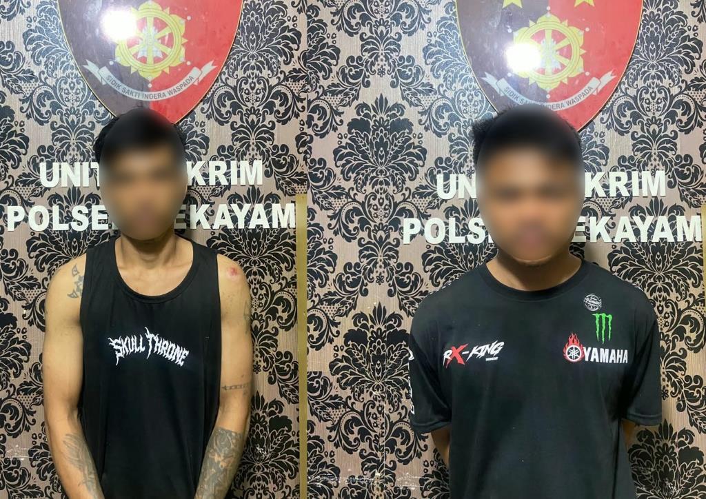 Polisi mengamankan dua terduga pelaku pembobolan rumah di Kecamatan Sekayam, Kabupaten Sanggau, beserta sejumlah barang bukti. (Foto: Res-Sgu)