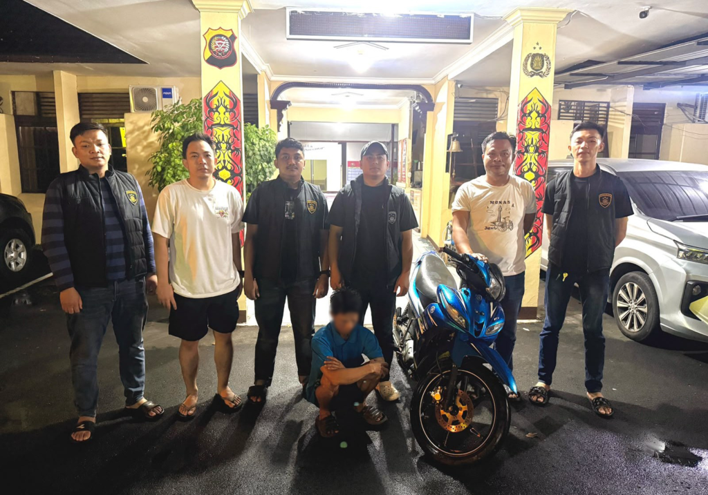 Polsek Sekayam mengamankan dua pria yang diduga mencuri motor Yamaha Jupiter Z1 milik penghuni kos. Motor korban diketahui diparkir tanpa kunci stang. (Res-Sgu)