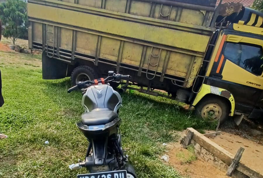 Kecelakaan antara sepeda motor Yamaha Vixion dan truk Mitsubishi Canter di Jalan Raya Bodok-Sosok, Kecamatan Parindu, Kabupaten Sanggau, yang menewaskan seorang pengendara motor. (Foto: Res-Sgu)