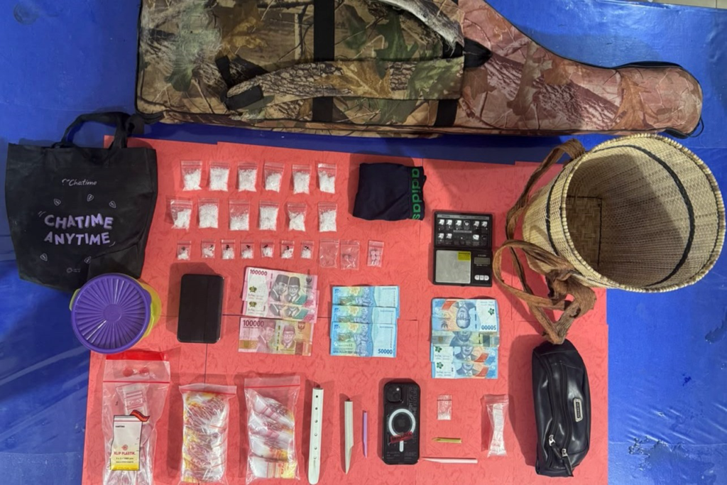 Barang bukti sabu seberat 63,68 gram, tujuh butir pil ekstasi, dan sejumlah barang lainnya yang disita Polres Sanggau dalam pengungkapan kasus narkoba di Kembayan. (foto: res-Sgu)