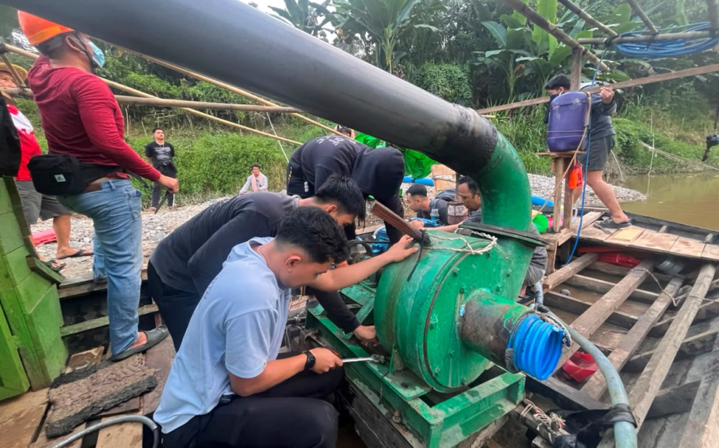 Petugas kepolisian mengamankan peralatan pengolahan emas dalam penertiban dugaan PETI di Sungai Sekayam, Sanggau. (Foto: Res-Sgu)